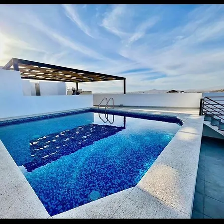 Oceanview Condo / Rooftop Pool